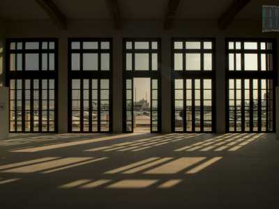 In fondo ampie vetrate inondano l�ambiente di luce
